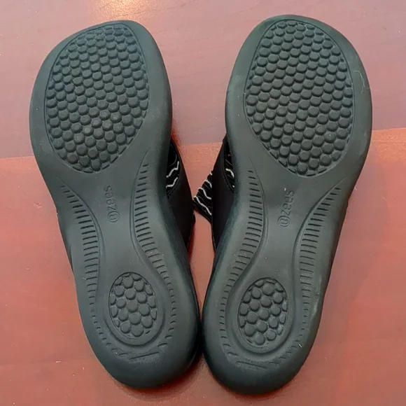 Bzees Women's Cabana Black Flip Flops Sz 8 - Picture 5 of 7